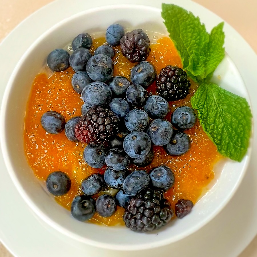 Oatmeal with ginger-peach compote and fresh berries