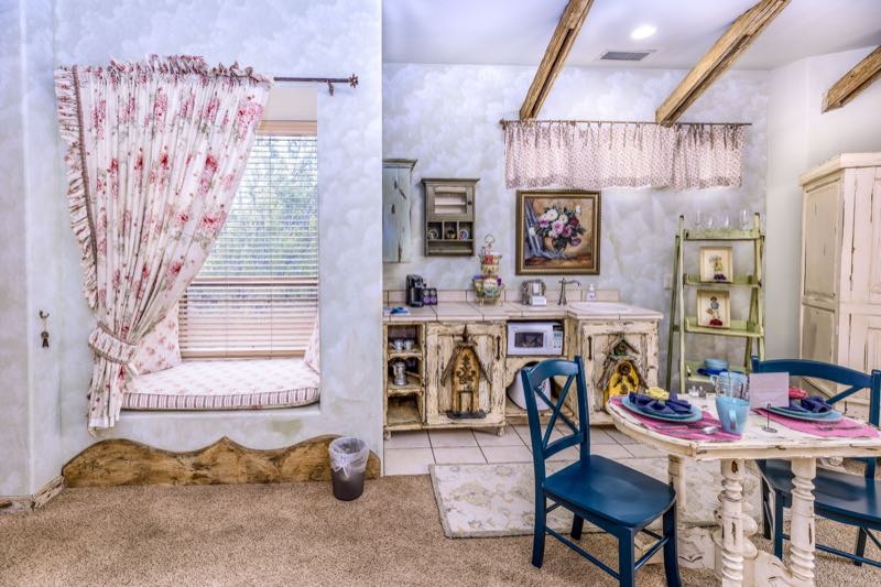 Country Garden villa window seat and kitchenette